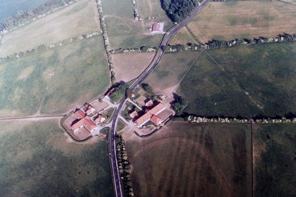 Altefel Luftaufnahme Kirchenstall (rechts) und Scheunenstall (links)